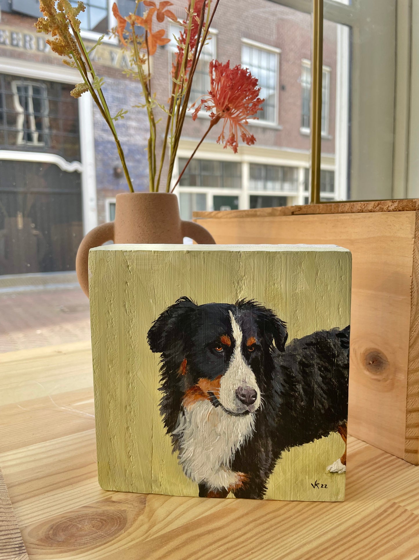 Schilderij Hond op houten blok